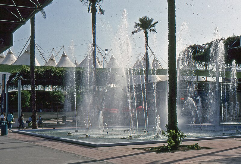 File:Sevilla Expo 92-Fuentes-1992 05 05.jpg height=547